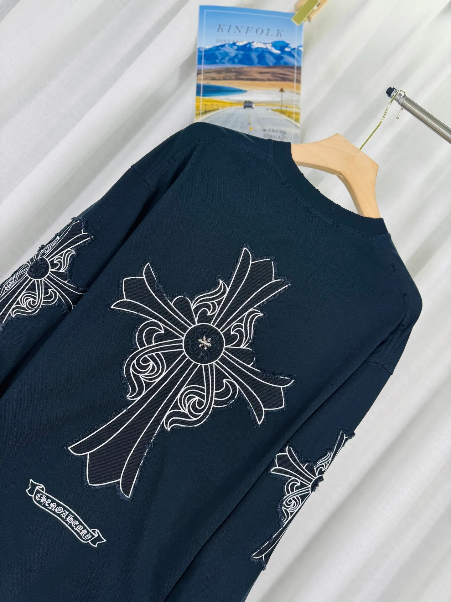 P250 ch high version Chrome Hearts 2025 new autumn and winter cross patch washed spray horse slip long-sleeved T-shirt, fabric: 26 double yarns, 320 grams weight, patch embroidery, heavy wash Printing process: patch embroidery, intercolor spray horse slip process Color: black Size: S M L XL Style number: 5186
